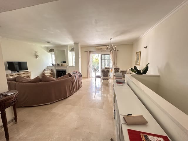 4 makuuhuone Omakotitalo myytävänä paikassa Nueva Andalucia, Marbella mukana uima-altaan 
autotalli - 905 000 € (Ref: 10170536)
