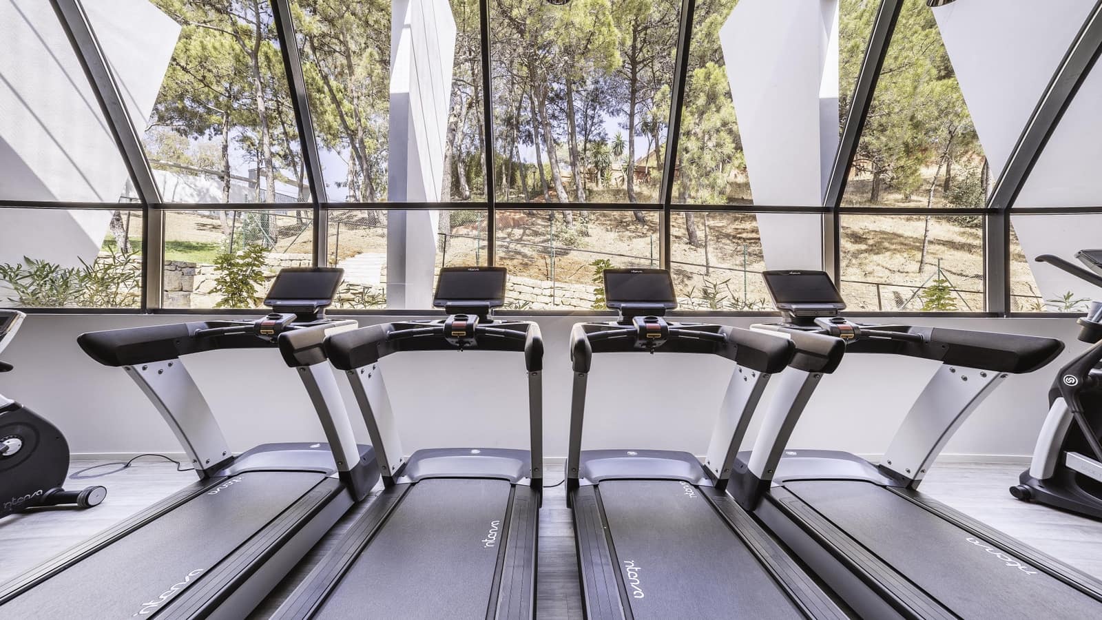 Apartamento de 3 habitaciones en Estepona en venta con piscina garaje - 847.000 € (Ref: 6256798)