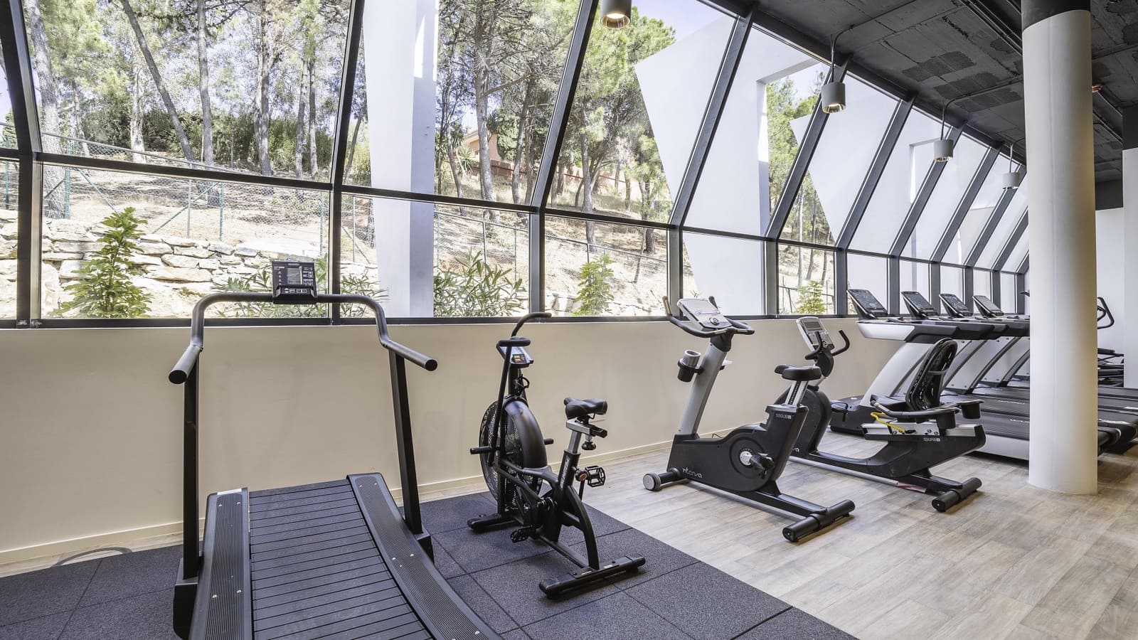 Apartamento de 3 habitaciones en Estepona en venta con piscina garaje - 847.000 € (Ref: 6256798)