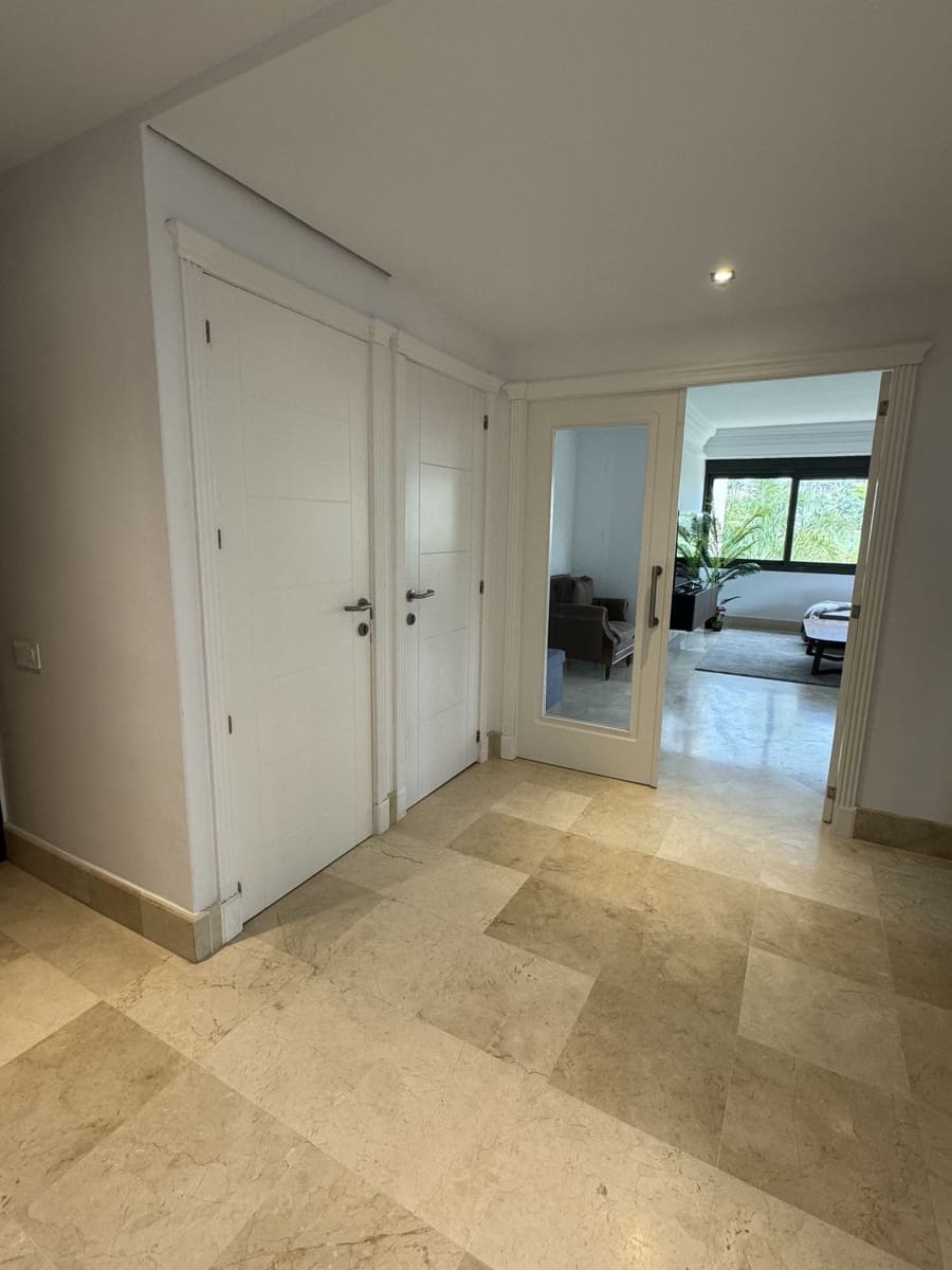 3 bedroom Apartment for sale in Nueva Andalucia with pool garage - € 895,000 (Ref: 8216088)