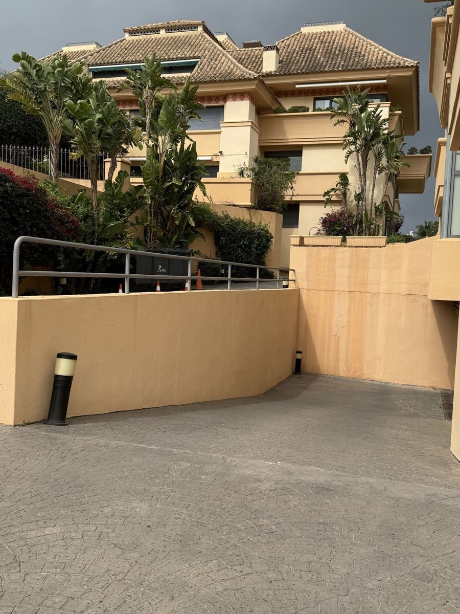 3 bedroom Apartment for sale in Nueva Andalucia with pool garage - € 895,000 (Ref: 8216088)