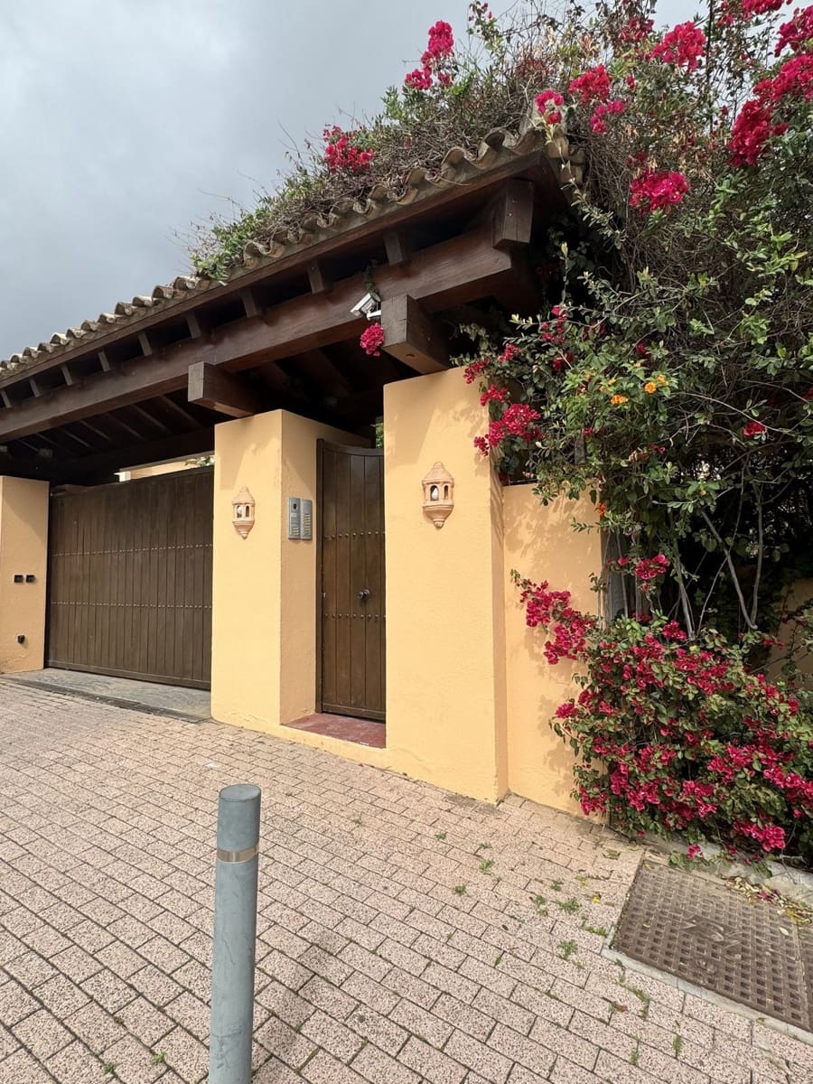 3 bedroom Apartment for sale in Nueva Andalucia with pool garage - € 895,000 (Ref: 8216088)