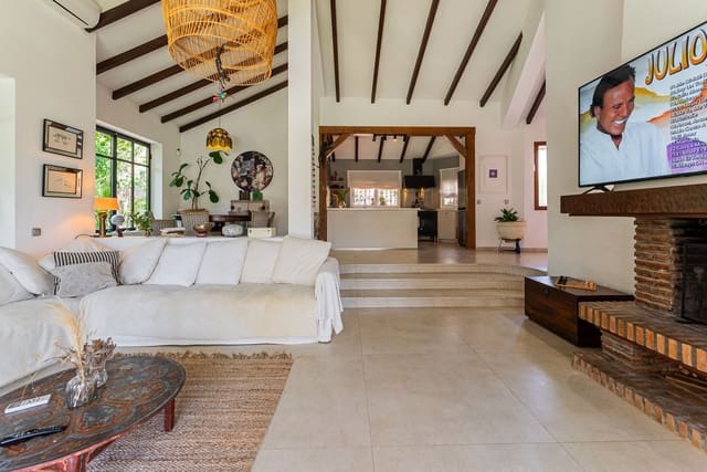 4 soveværelse Villa til salg i Atalaya-Isdabe, Estepona - € 1.495.000 (Ref: 8409498)