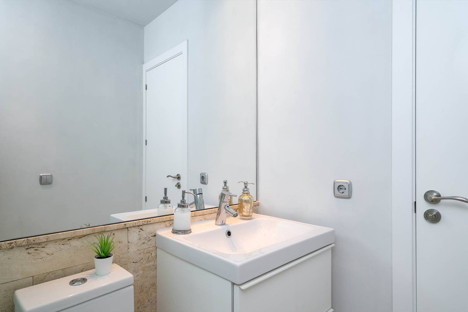 3 bedroom Villa for sale in Marbella with pool garage - € 1,990,000 (Ref: 8417483)