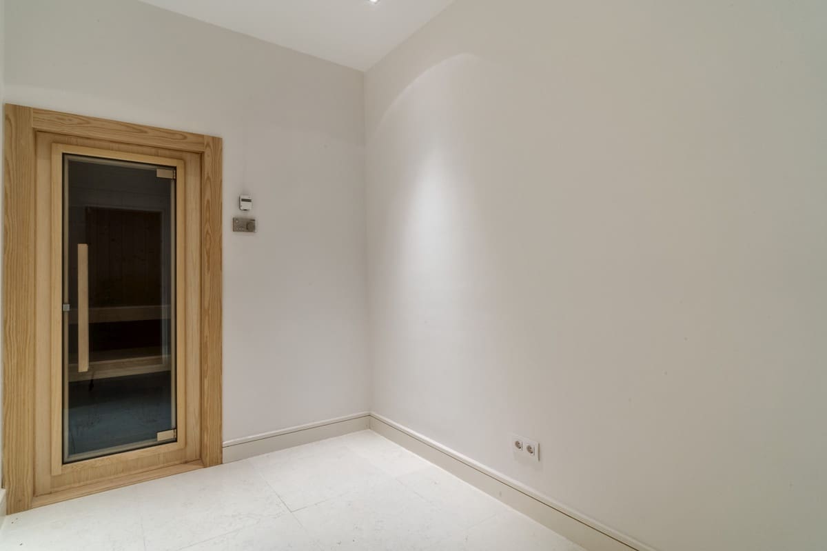 6 bedroom Villa for sale in Marbella with pool garage - € 3,150,000 (Ref: 8556755)