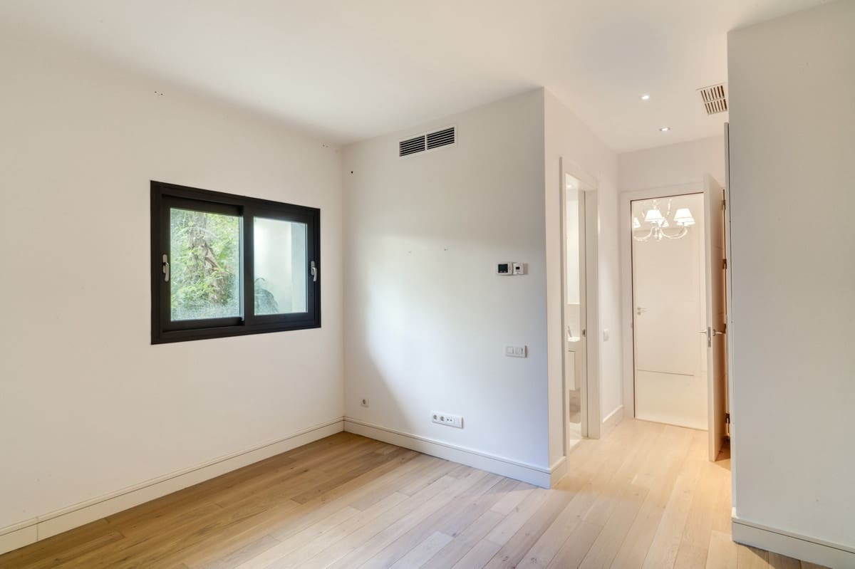 6 bedroom Villa for sale in Marbella with pool garage - € 3,150,000 (Ref: 8556755)