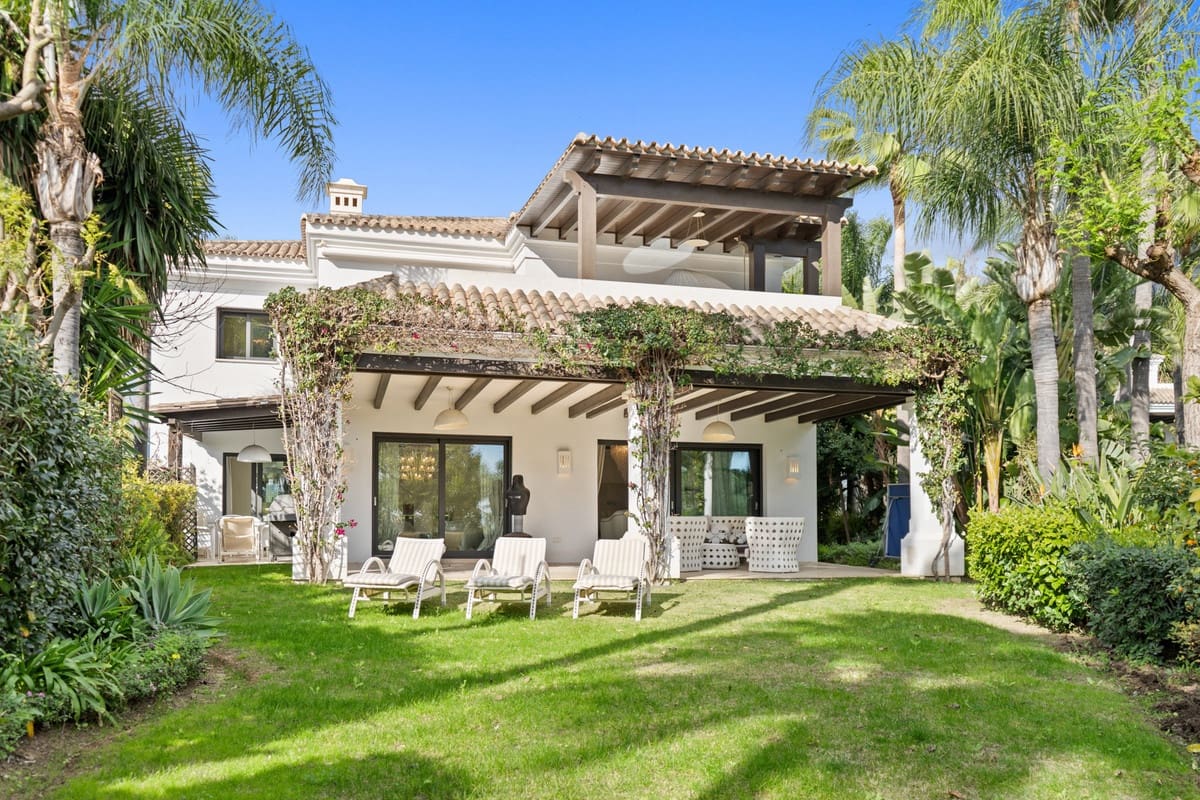 6 bedroom Villa for sale in Marbella with pool garage - € 3,150,000 (Ref: 8556755)