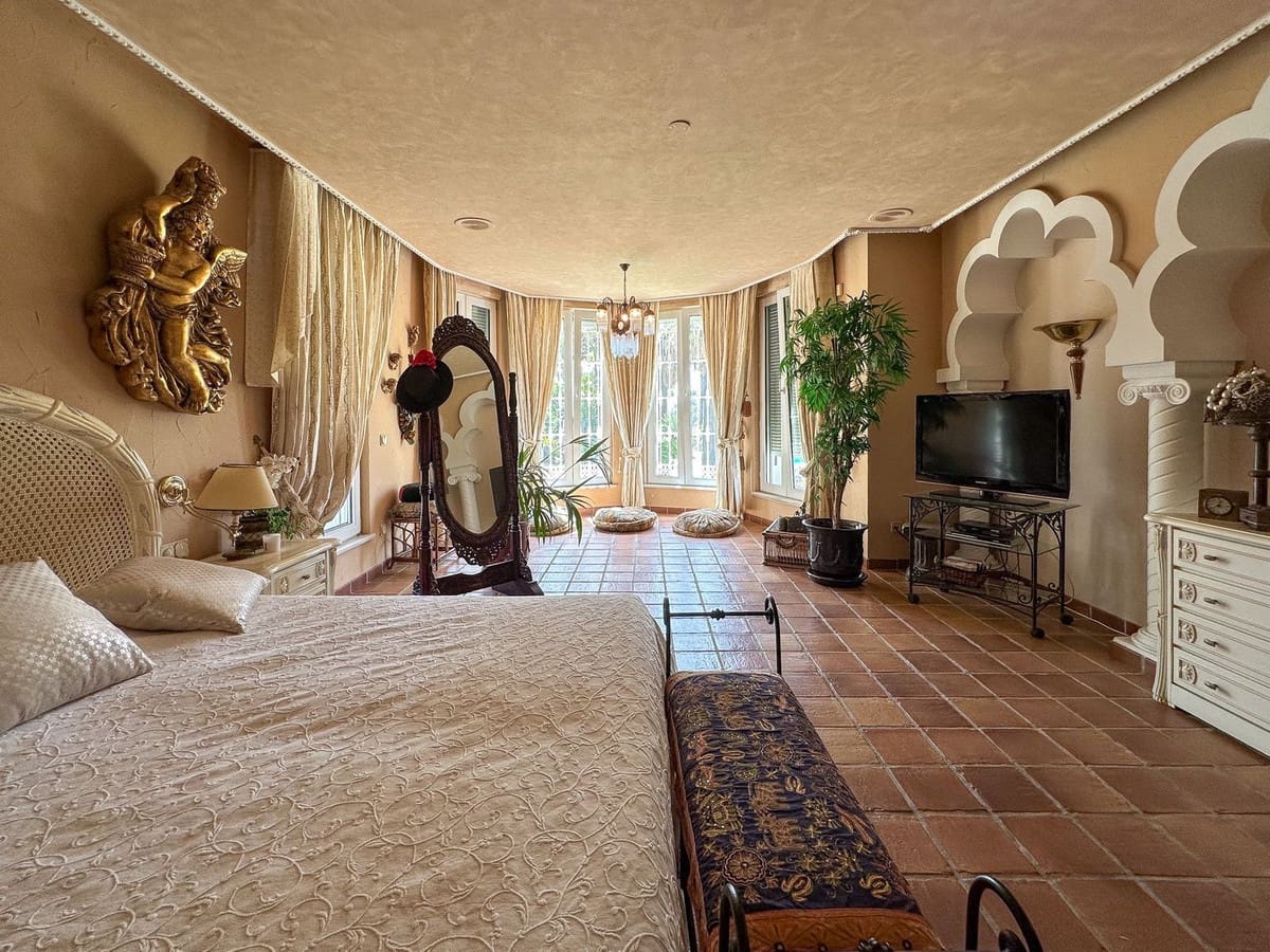 9 bedroom Villa for sale in Mijas Costa with pool garage - € 7,000,000 (Ref: 8671679)