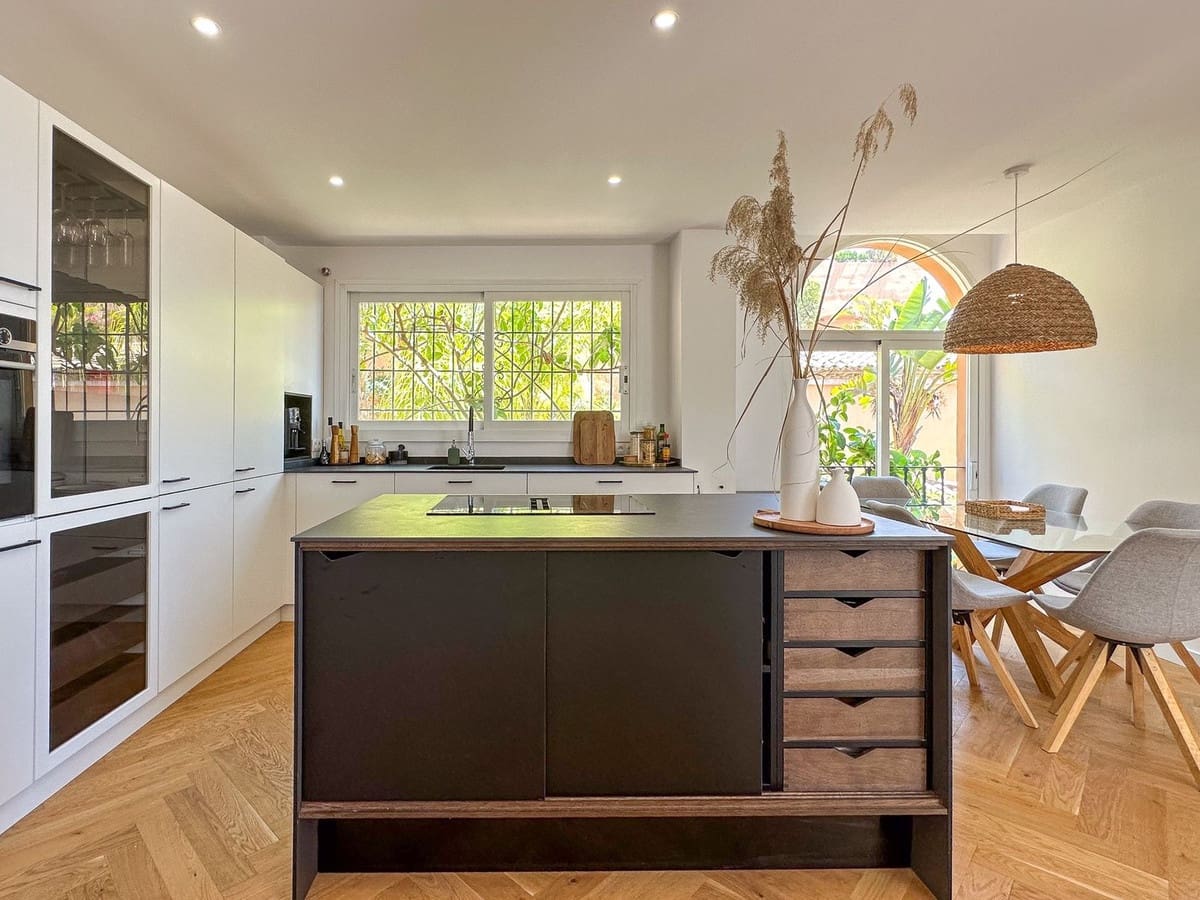 3 bedroom Penthouse for sale in Nueva Andalucia with pool garage - € 1,145,000 (Ref: 8679514)