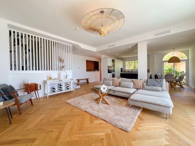 3 sypialnia Penthouse na sprzedaż w Nueva Andalucia, Marbella z basenem garażem - 1 145 000 € (Ref: 8679514)