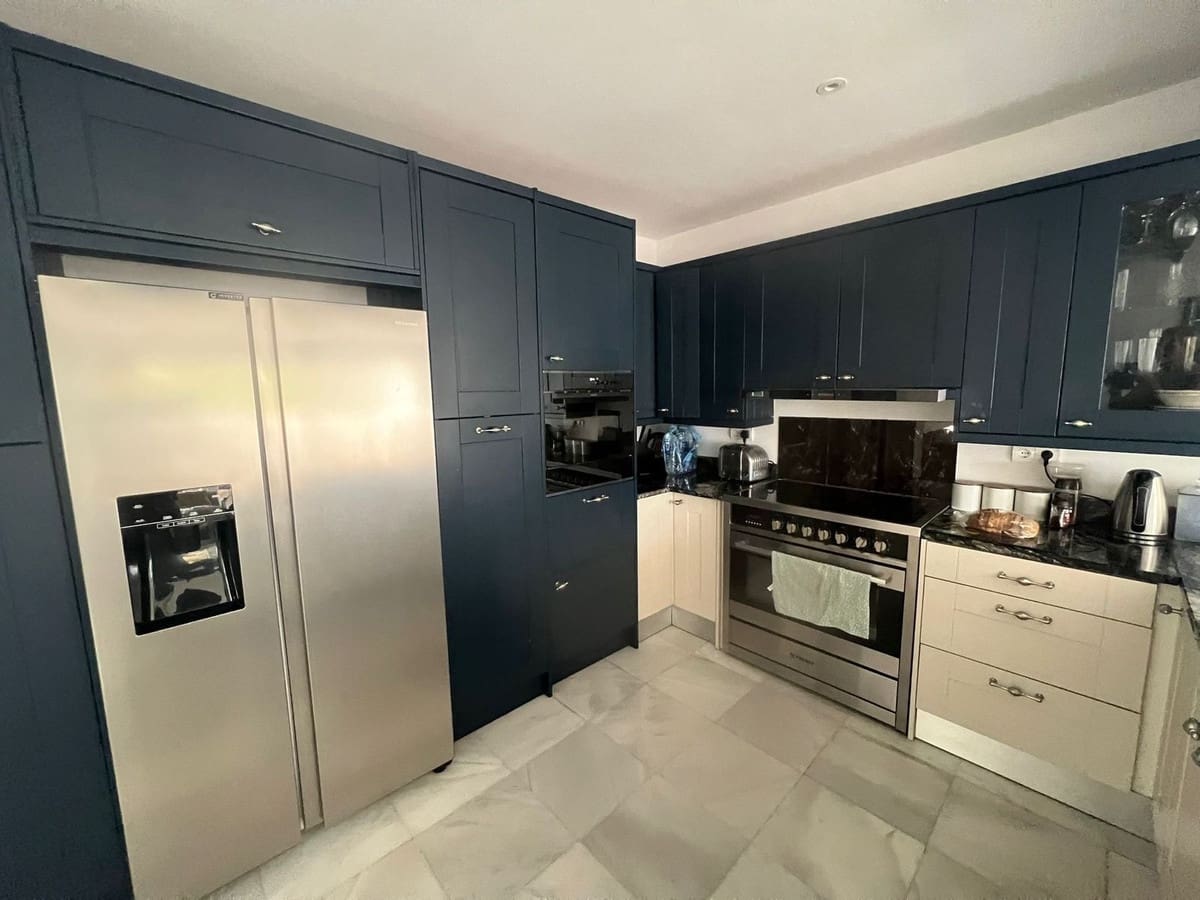 4 bedroom Villa for sale in San Pedro de Alcantara with pool garage - € 1,100,000 (Ref: 8696250)