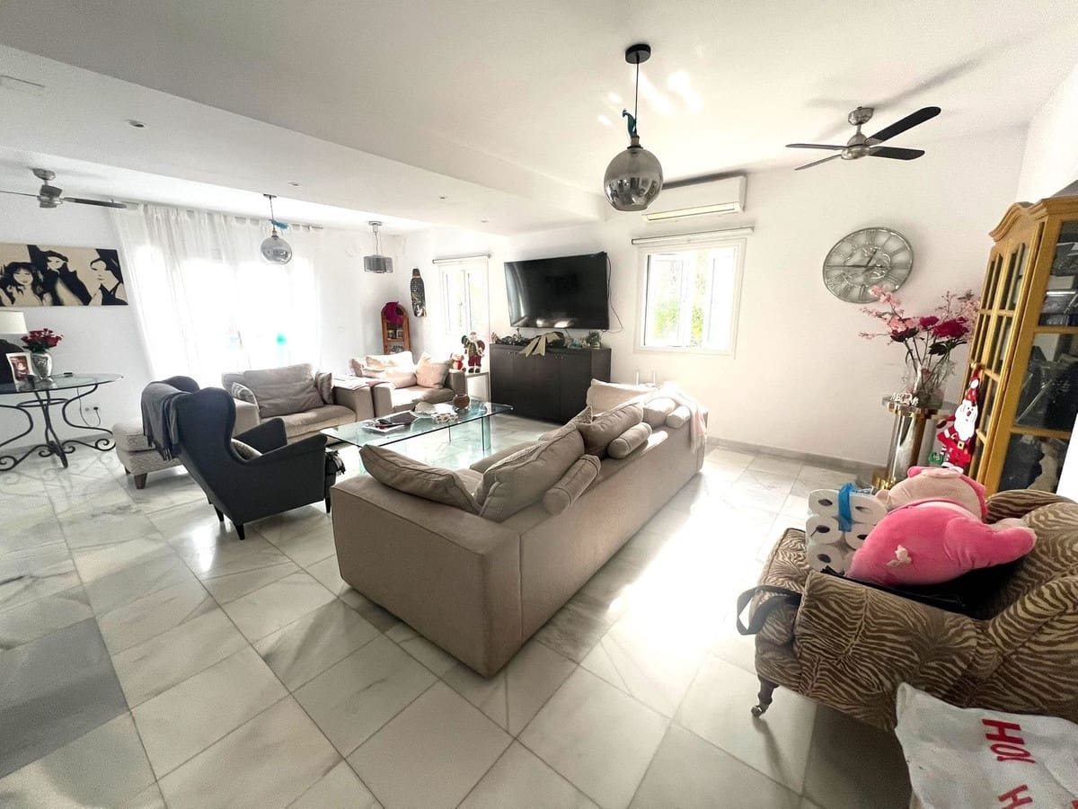 4 bedroom Villa for sale in San Pedro de Alcantara with pool garage - € 1,100,000 (Ref: 8696250)