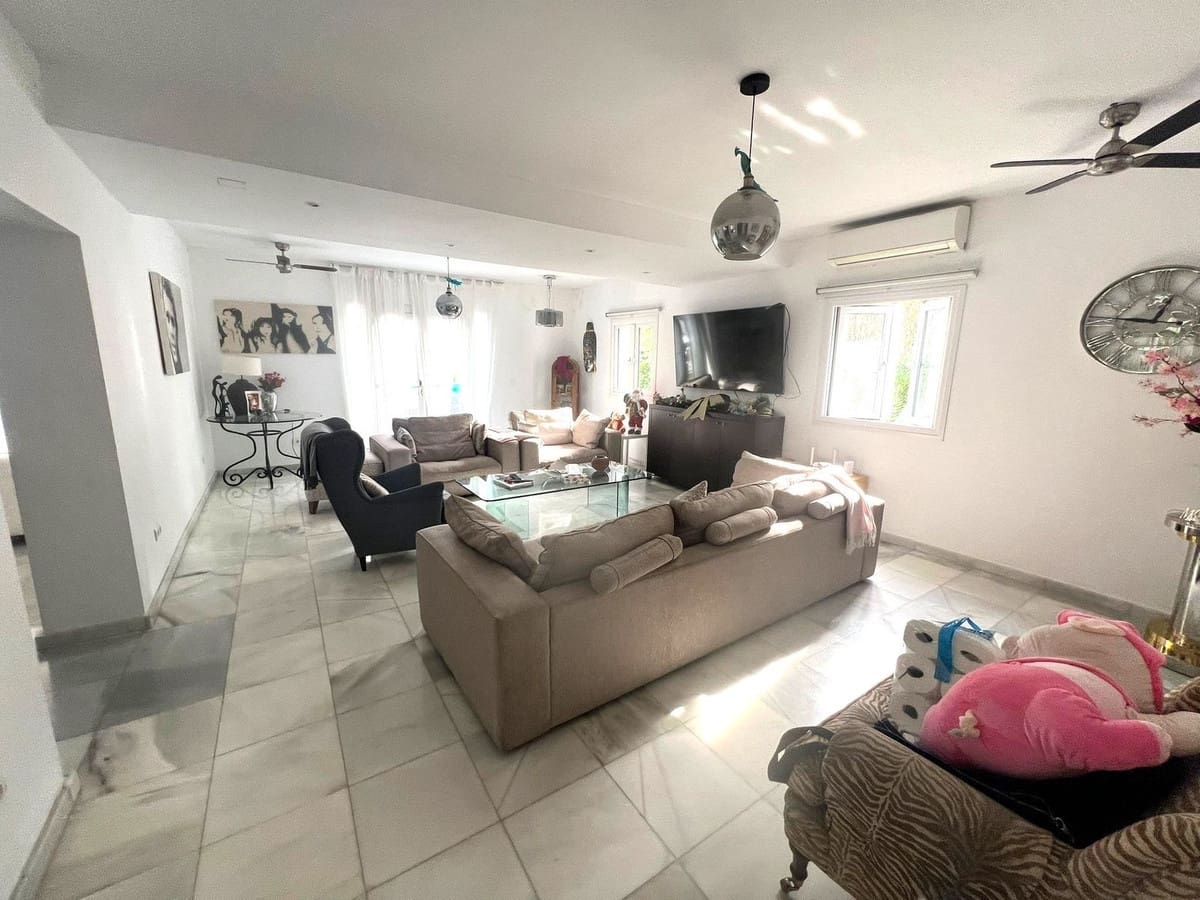 4 bedroom Villa for sale in San Pedro de Alcantara with pool garage - € 1,100,000 (Ref: 8696250)