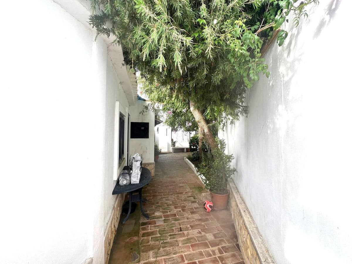 4 bedroom Villa for sale in San Pedro de Alcantara with pool garage - € 1,100,000 (Ref: 8696250)