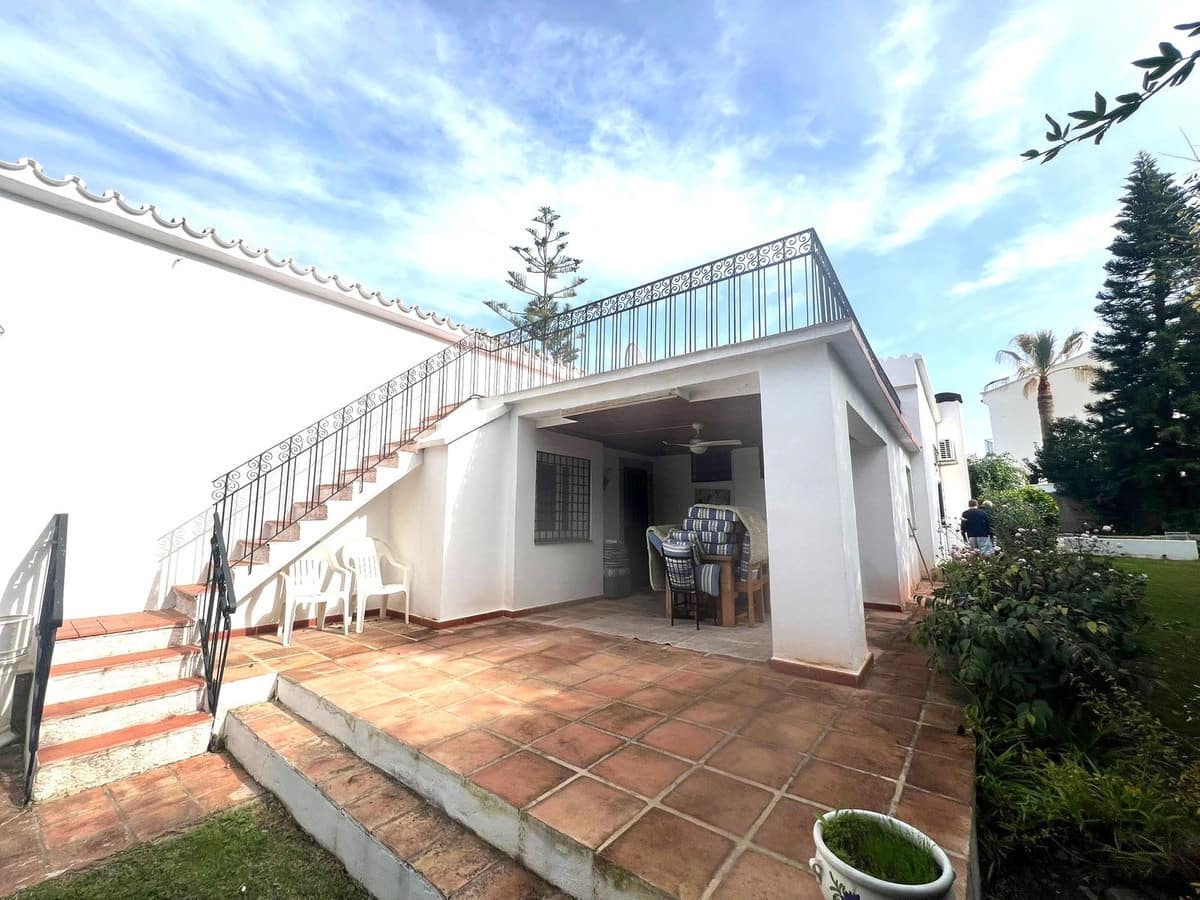 4 bedroom Villa for sale in San Pedro de Alcantara with pool garage - € 1,100,000 (Ref: 8696250)