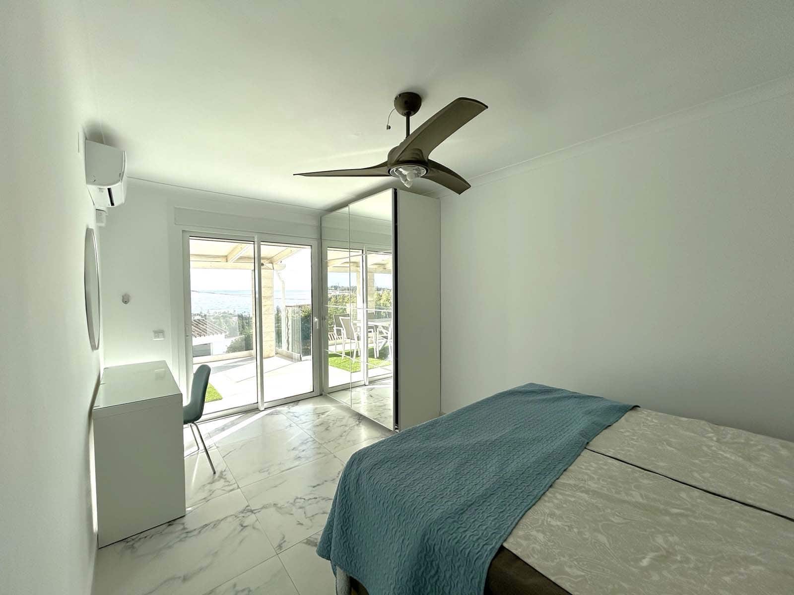 5 makuuhuone Huvila myytävänä paikassa El Chaparral mukana uima-altaan 
autotalli - 1 420 000 € (Ref: 8759567)