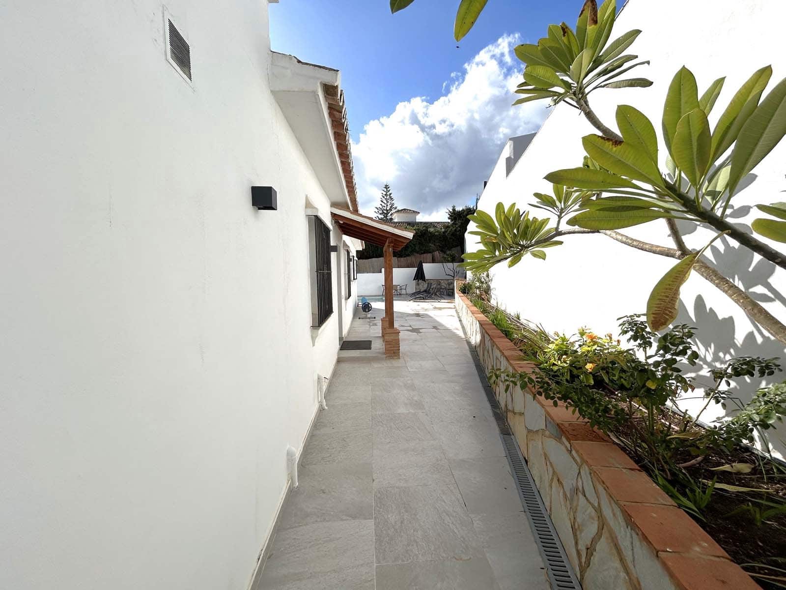 5 makuuhuone Huvila myytävänä paikassa El Chaparral mukana uima-altaan 
autotalli - 1 420 000 € (Ref: 8759567)