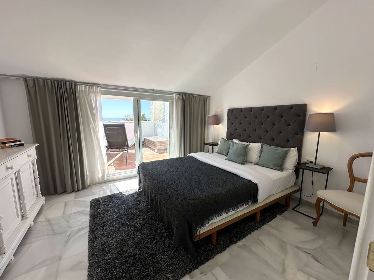 2 bedroom Penthouse for sale in Nueva Andalucia with pool - € 675,000 (Ref: 8901718)