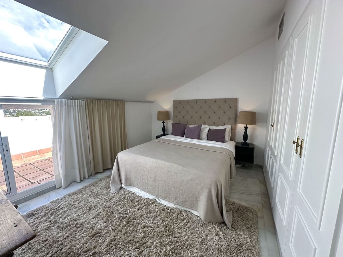 2 bedroom Penthouse for sale in Nueva Andalucia with pool - € 675,000 (Ref: 8901718)