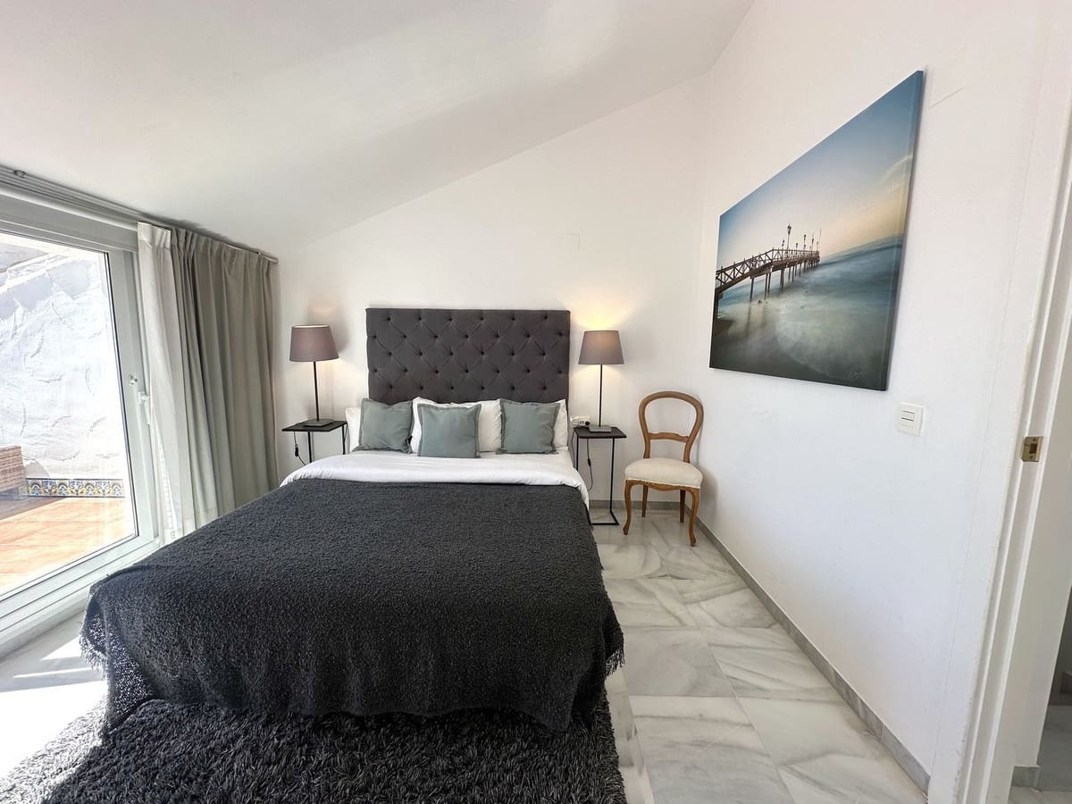 2 bedroom Penthouse for sale in Nueva Andalucia with pool - € 675,000 (Ref: 8901718)