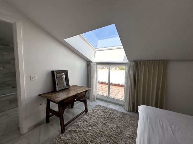 2 Zimmer Penthouse zu verkaufen in Nueva Andalucia, Marbella mit Pool - 675.000 € (Ref: 8901718)