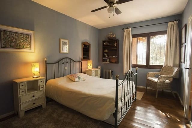 5 bedroom Villa for sale in Marbella with pool - € 849,000 (Ref: 9048577)