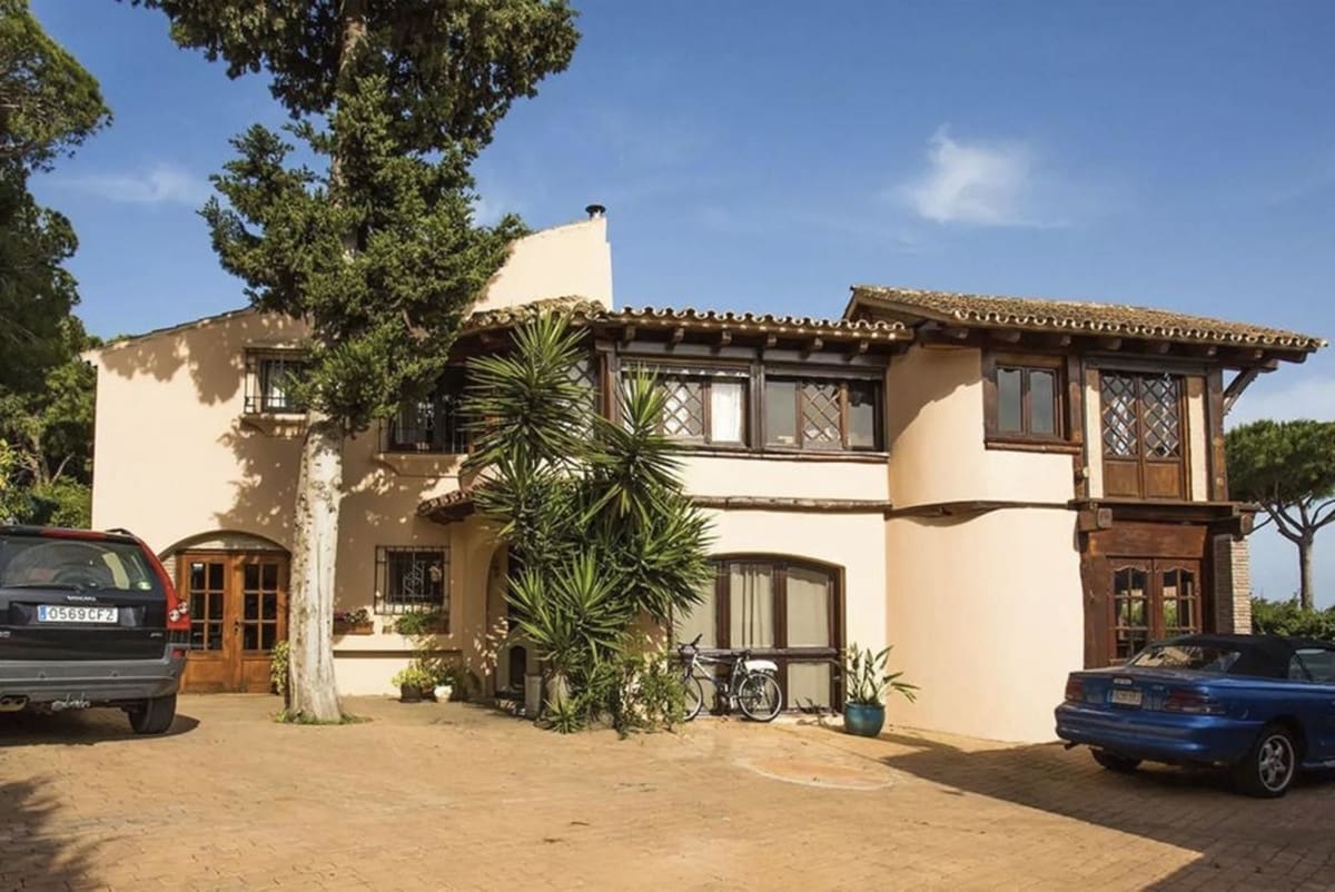 5 bedroom Villa for sale in Marbella with pool - € 849,000 (Ref: 9048577)