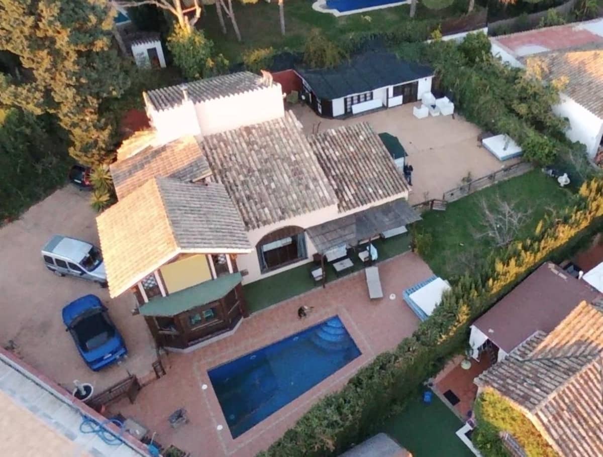 5 bedroom Villa for sale in Marbella with pool - € 849,000 (Ref: 9048577)