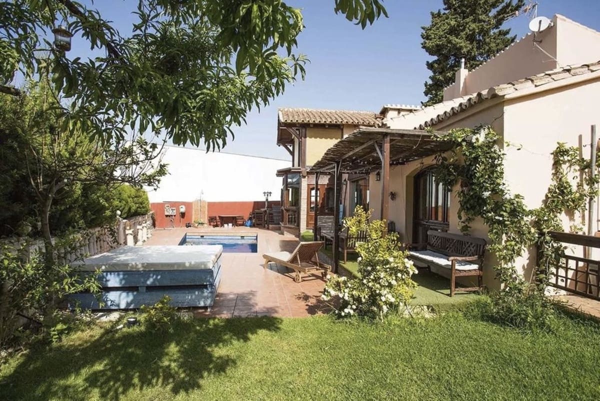 5 bedroom Villa for sale in Marbella with pool - € 849,000 (Ref: 9048577)