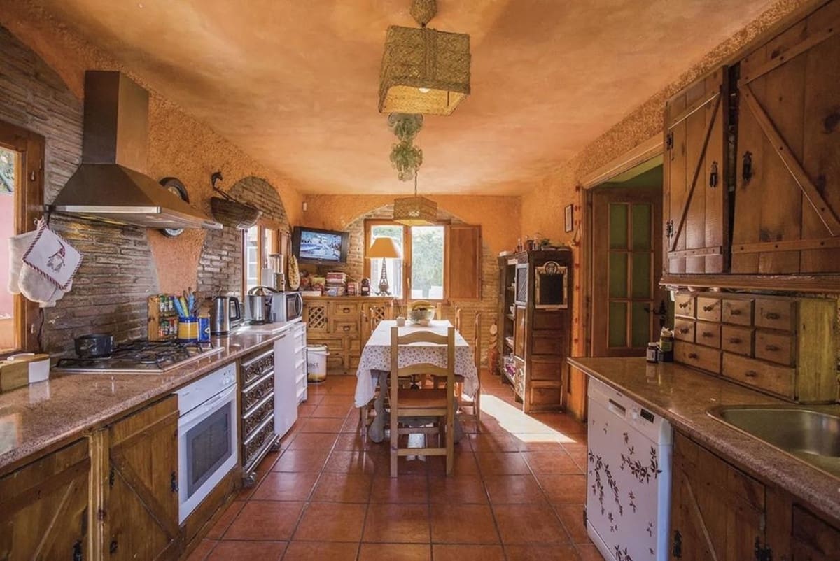 5 bedroom Villa for sale in Marbella with pool - € 849,000 (Ref: 9048577)