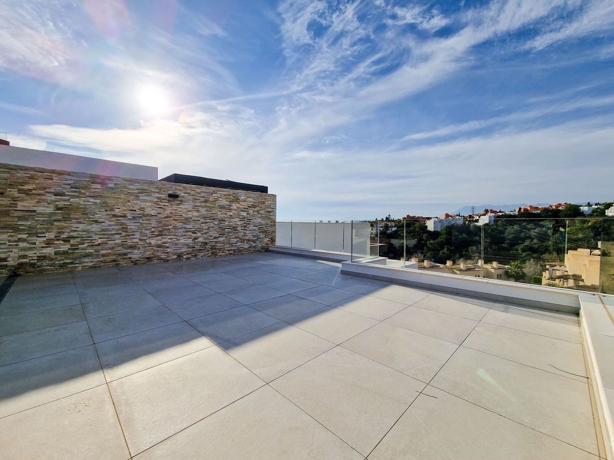 2 bedroom Penthouse for sale in Marbella with pool garage - € 690,000 (Ref: 9059063)