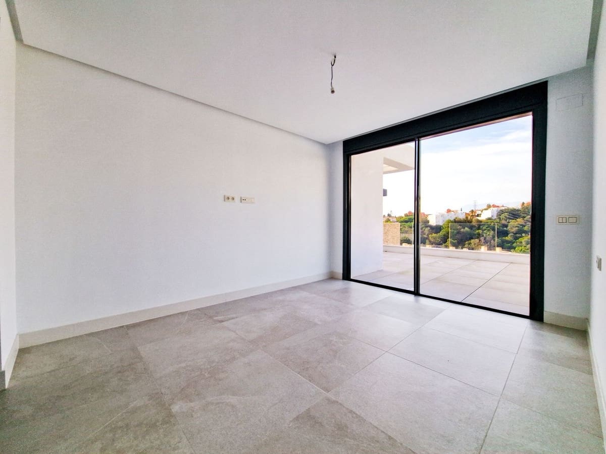 2 bedroom Penthouse for sale in Marbella with pool garage - € 690,000 (Ref: 9059063)
