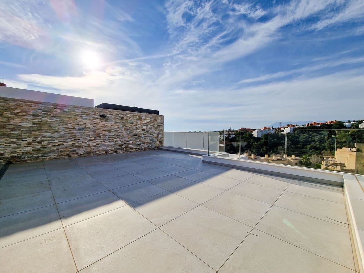 2 bedroom Penthouse for sale in Marbella with pool garage - € 690,000 (Ref: 9059063)