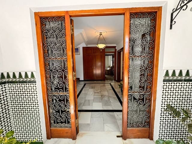 6 soverom Villa til salgs i Churriana, Málaga by med svømmebasseng garasje - € 900 000 (Ref: 9098951)