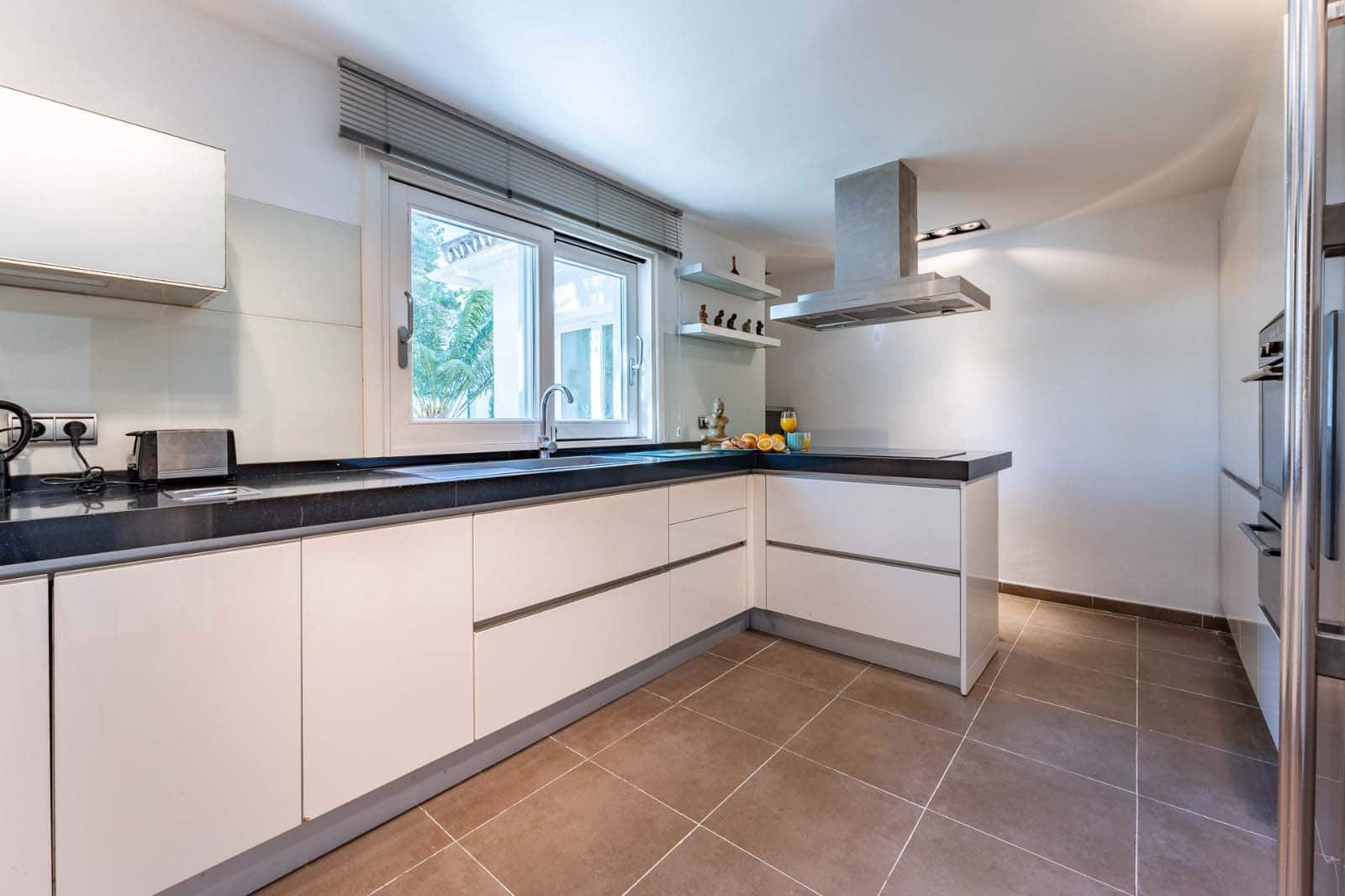 4 soveværelse Villa til salg i Calahonda med swimmingpool garage - € 899.000 (Ref: 9106385)