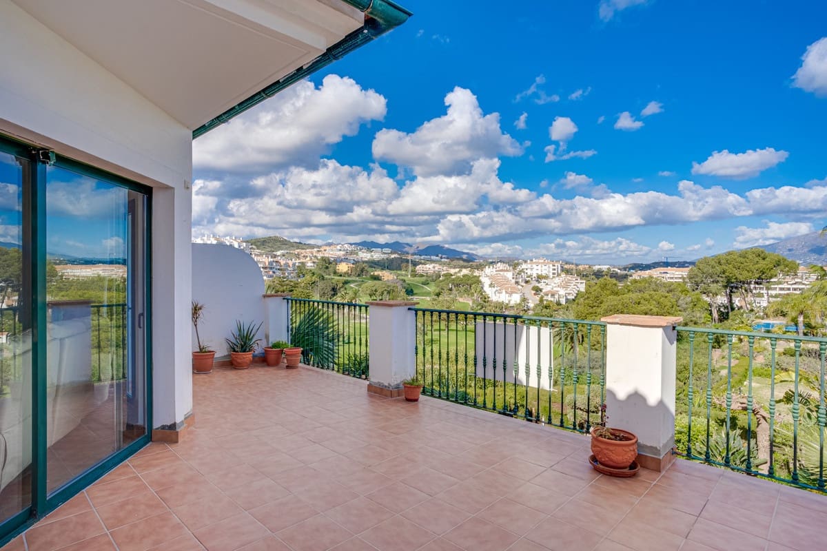3 slaapkamer Halfvrijstaande villa te koop in Riviera del Sol met zwembad garage - € 700.000 (Ref: 9112192)