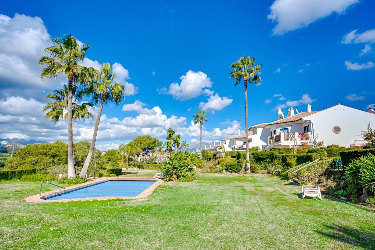 3 slaapkamer Halfvrijstaande villa te koop in Riviera del Sol met zwembad garage - € 700.000 (Ref: 9112192)