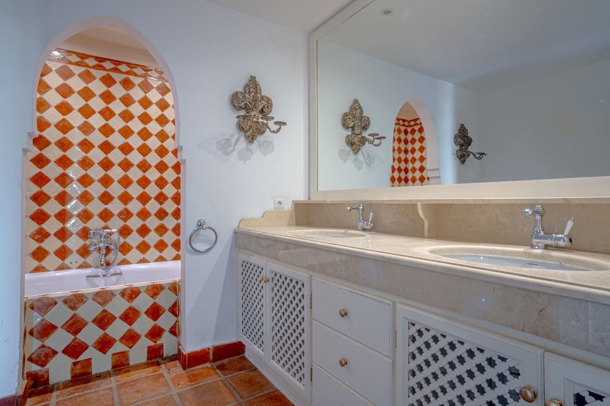 3 slaapkamer Halfvrijstaande villa te koop in Riviera del Sol met zwembad garage - € 700.000 (Ref: 9112192)