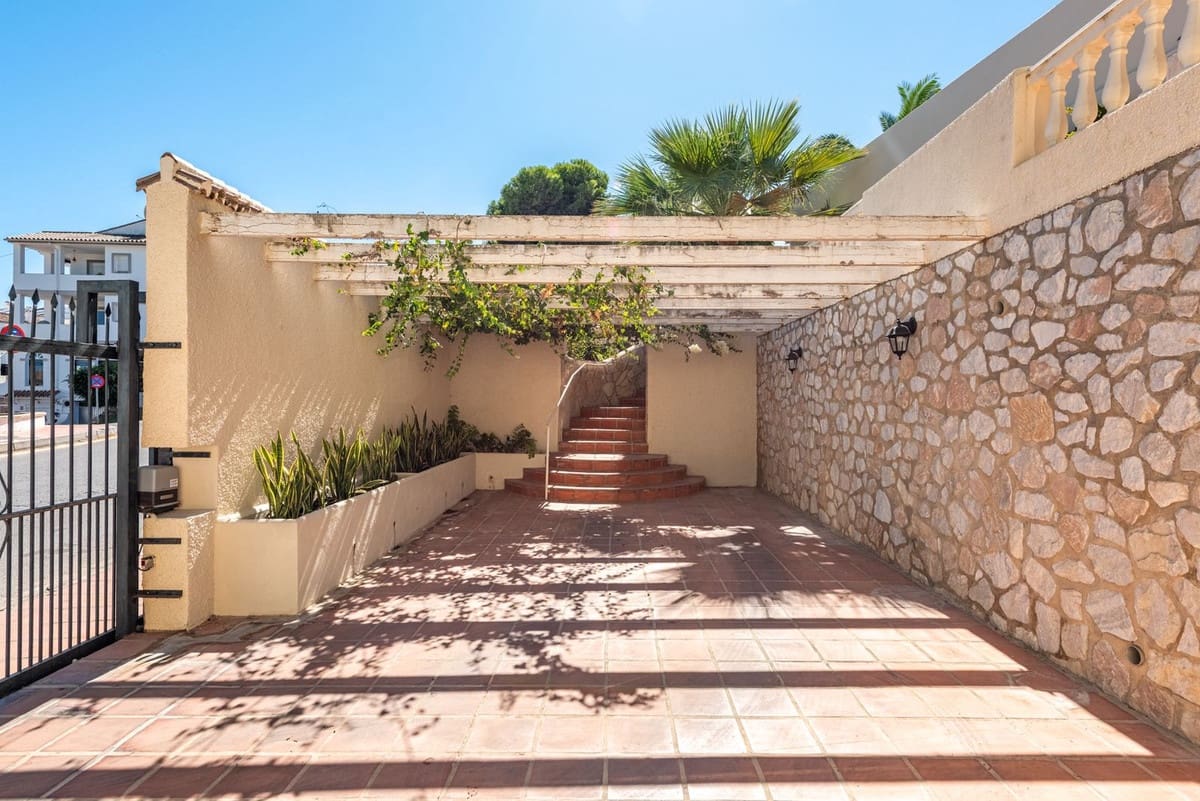 3 bedroom Villa for sale in Mijas Costa with pool garage - € 749,000 (Ref: 9243047)