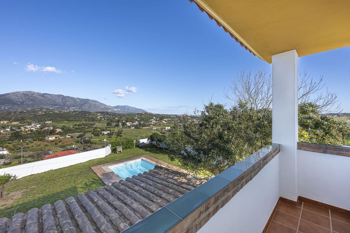 4 Zimmer Villa zu verkaufen in Mijas Costa mit Pool Garage - 899.000 € (Ref: 9262402)