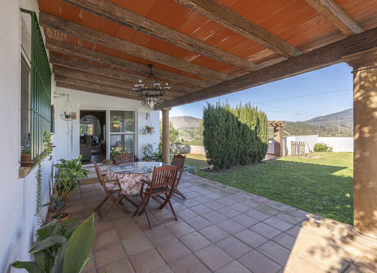 4 Zimmer Villa zu verkaufen in Mijas Costa mit Pool Garage - 899.000 € (Ref: 9262402)