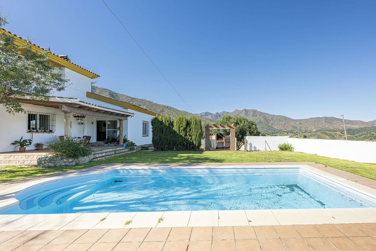4 soveværelse Villa til salg i Mijas Costa med swimmingpool garage - € 890.000 (Ref: 9262402)