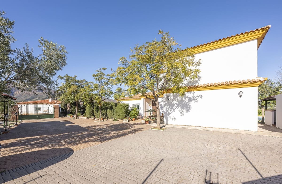 4 soveværelse Villa til salg i Mijas Costa med swimmingpool garage - € 890.000 (Ref: 9262402)