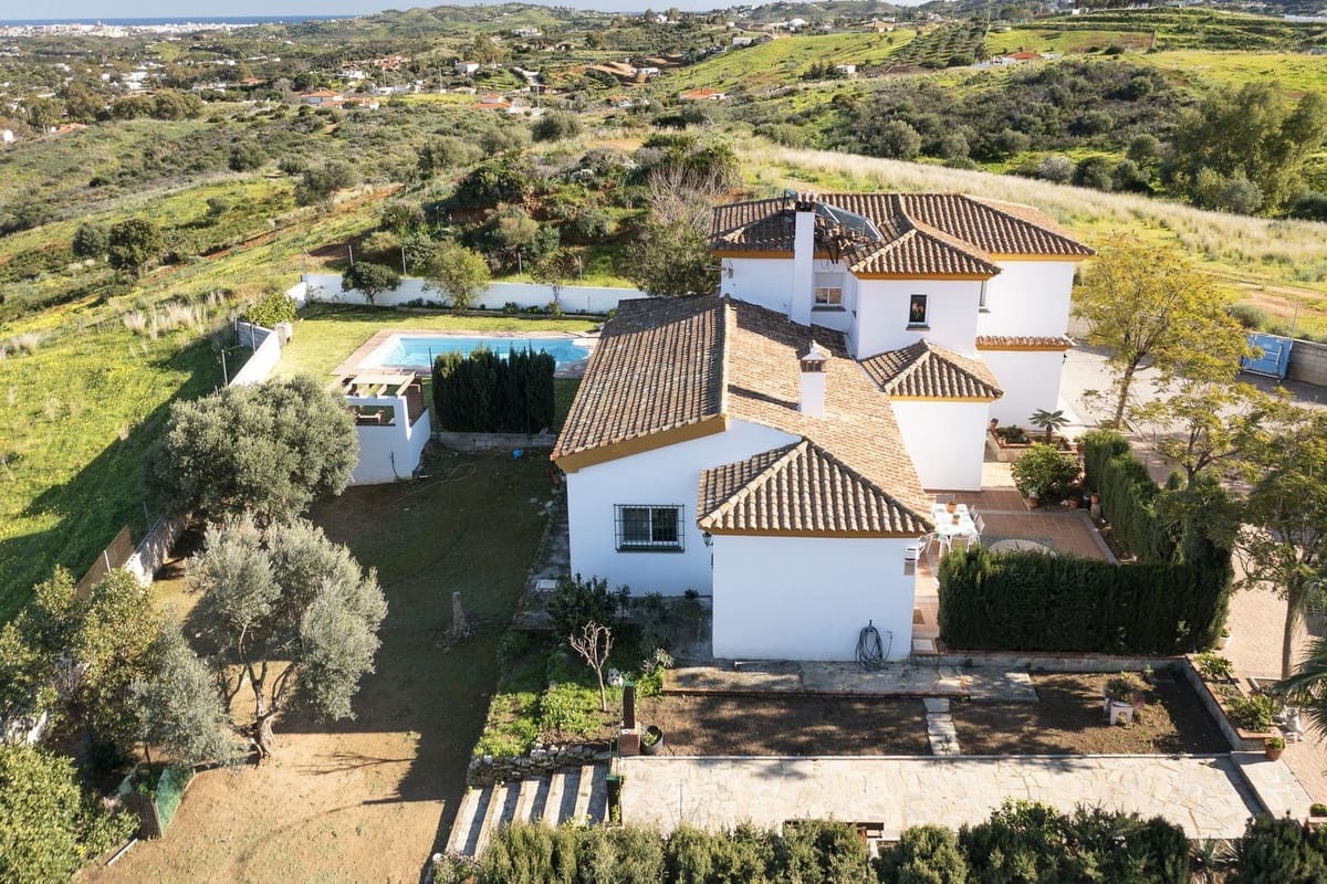 4 soveværelse Villa til salg i Mijas Costa med swimmingpool garage - € 890.000 (Ref: 9262402)