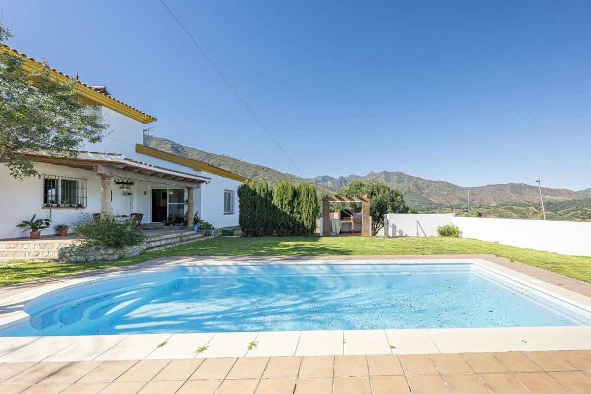 4 soveværelse Villa til salg i Mijas Costa med swimmingpool garage - € 890.000 (Ref: 9262402)
