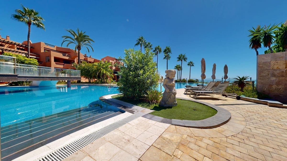 2 bedroom Apartment for sale in Estepona - € 570,000 (Ref: 9262403)