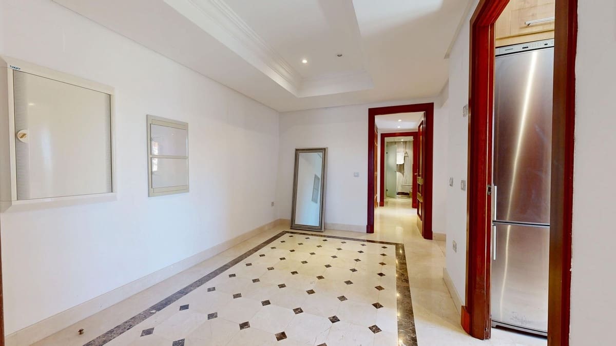 2 bedroom Apartment for sale in Estepona - € 570,000 (Ref: 9262403)