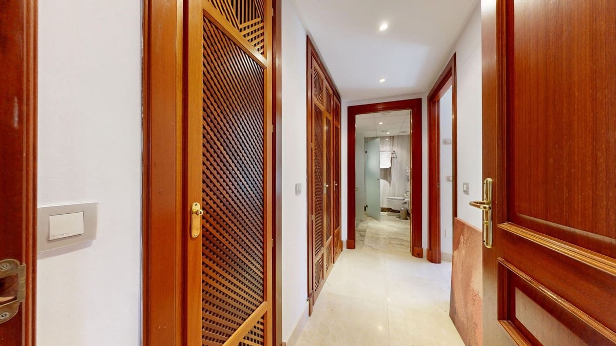 2 bedroom Apartment for sale in Estepona - € 570,000 (Ref: 9262403)