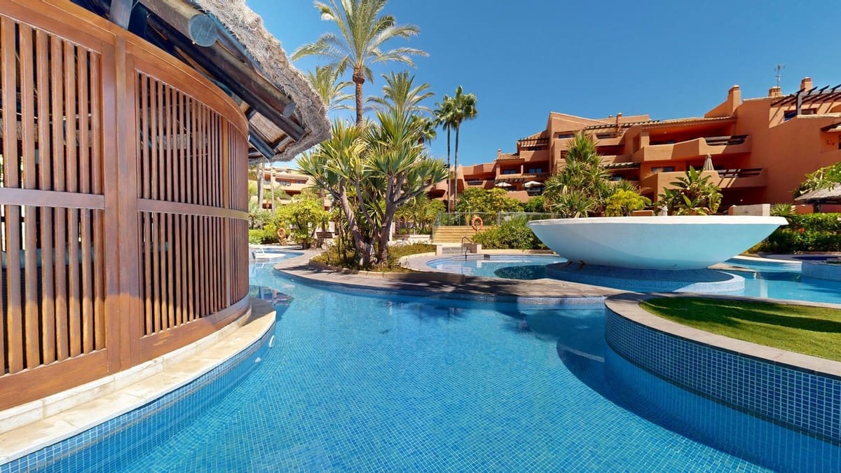 2 bedroom Apartment for sale in Estepona - € 570,000 (Ref: 9262403)