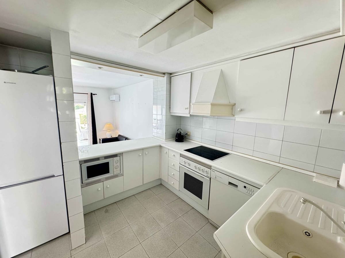 2 makuuhuone Omakotitalo myytävänä paikassa Miraflores mukana uima-altaan 
autotalli - 429 000 € (Ref: 9264176)